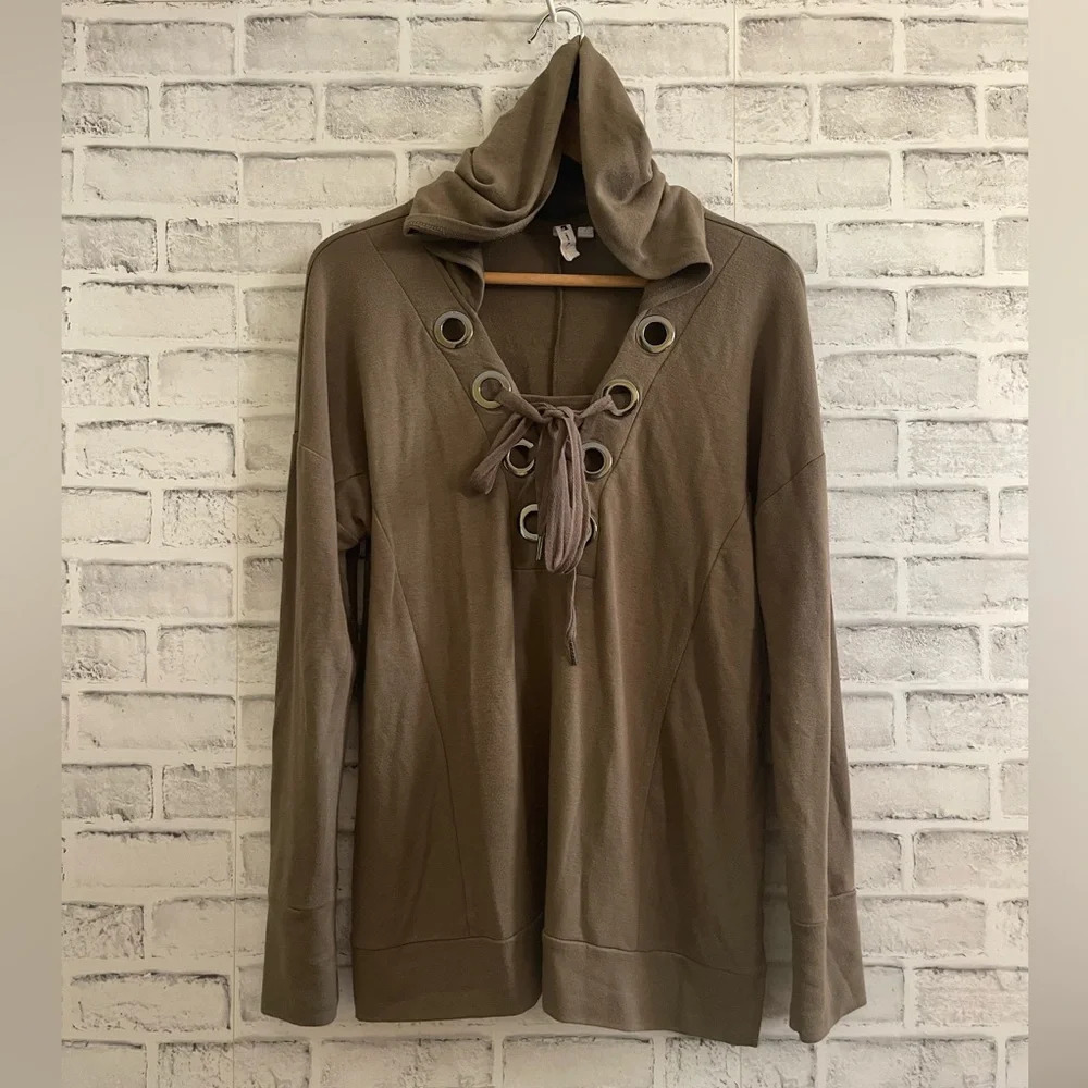 Women’s Cable & Gauge green hooded criss-cross tie up v-neck long sleeve shirt M